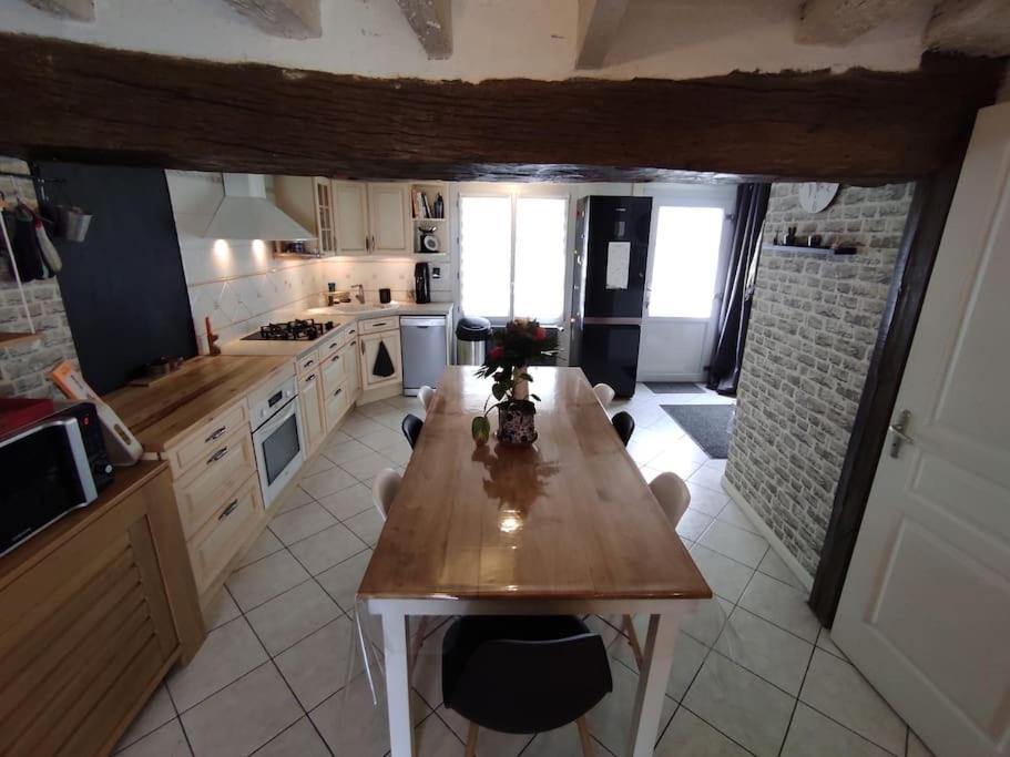 Chaleureuse Maison De Ville Avec Parking Gratuit Chinon Bagian luar foto